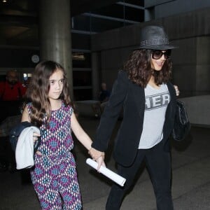 Salma Hayek et sa fille Valentina arrivent à l'aéroport LAX de Los Angeles. Le 24 mars 2016