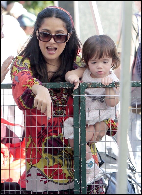 Salma Hayek et sa fille Valentina  dans un marché de Los Angeles le 1er mars 2009