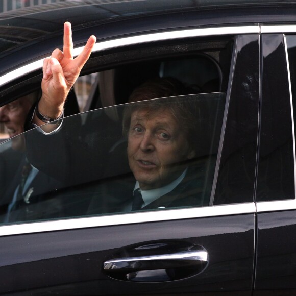 Paul McCartney sort Liverpool Echo Arena en voiture à Liverpool, le 28 juillet 2015, où il a assisté à une cérémonie de remise de récompenses au Liverpool Institute of Performing Arts.
