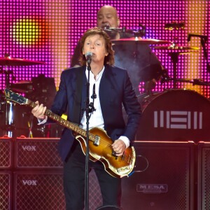 Paul McCartney en concert dans le cadre de sa tournée "Out There" au Stade de France à Paris, le 11 juin 2015.