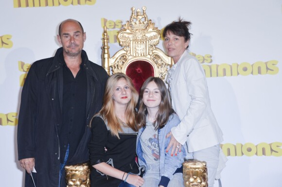 Bernard Campan avec sa femme Anne et ses filles Loan et Nina - Avant première du film "Les Minions" au Grand Rex à Paris le 23 juin 2015.