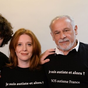 Exclusif - Francis Perrin, sa femme Gersende et leur fils Louis atteint d'autisme - Mobilisation des people pour l'association SOS Autisme en France lors d'un shooting au studio Invisu à Paris, le 7 et 8 février 2016. © Rachid Bellak/Bestimage