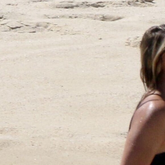Maria Sharapova, qui profite ici d'une baignade le 27 mars 2016, a passé le week-end de Pâques à Los Cabos en compagnie de son amie l'animatrice Chelsea Handler.