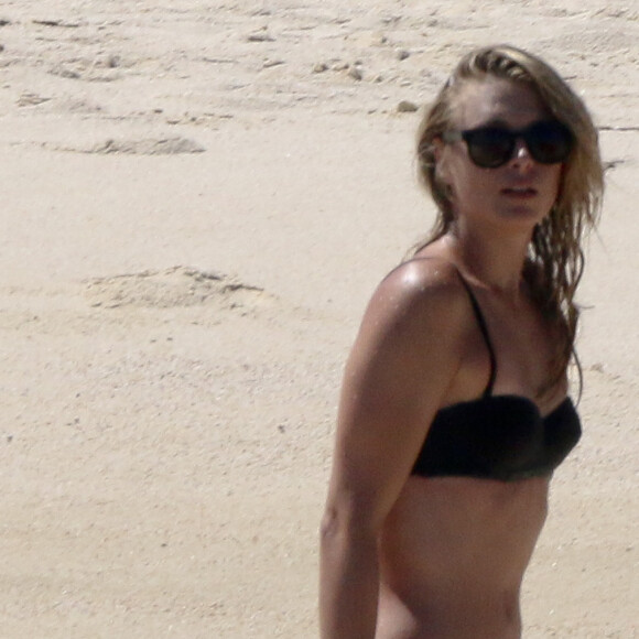 Maria Sharapova, qui profite ici d'une baignade le 27 mars 2016, a passé le week-end de Pâques à Los Cabos en compagnie de son amie l'animatrice Chelsea Handler.