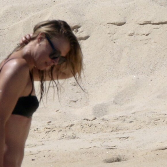 Maria Sharapova, qui profite ici d'une baignade le 27 mars 2016, a passé le week-end de Pâques à Los Cabos en compagnie de son amie l'animatrice Chelsea Handler.