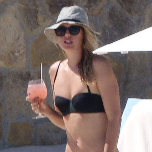 Maria Sharapova savoure un cocktail lors de son week-end de Pâques (photographiée ici le 27 mars 2016) à Los Cabos en compagnie de son amie l'animatrice Chelsea Handler.