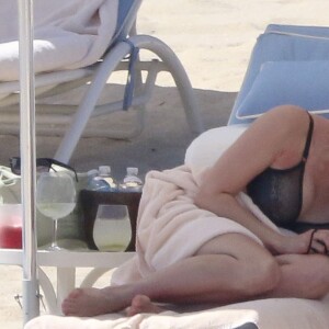 Maria Sharapova savoure un cocktail lors de son week-end de Pâques (photographiée ici le 27 mars 2016) à Los Cabos en compagnie de son amie l'animatrice Chelsea Handler.