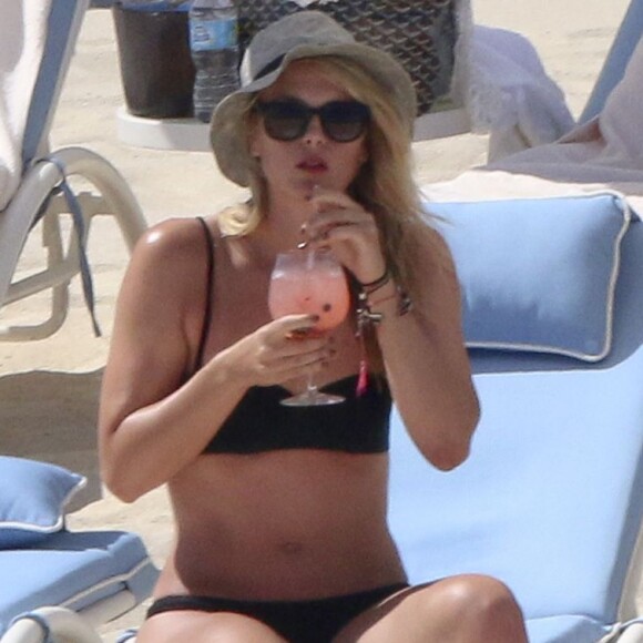 Maria Sharapova savoure un cocktail lors de son week-end de Pâques (photographiée ici le 27 mars 2016) à Los Cabos en compagnie de son amie l'animatrice Chelsea Handler.