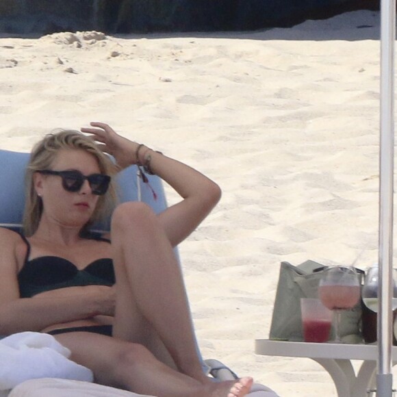 Maria Sharapova a passé le week-end de Pâques (photographiée ici le 27 mars 2016) à Los Cabos en compagnie de son amie l'animatrice Chelsea Handler.
