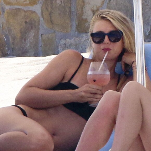 Maria Sharapova a passé le week-end de Pâques (photographiée ici le 27 mars 2016 avec le coiffeur Adir Abergel) à Los Cabos en compagnie de son amie l'animatrice Chelsea Handler.