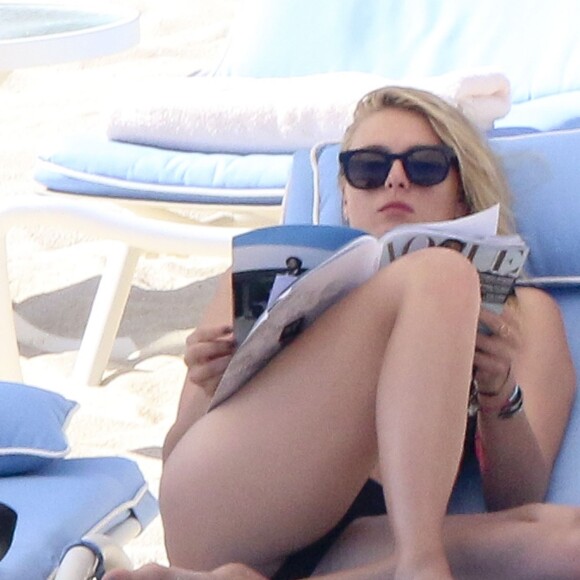 Maria Sharapova en pleine lecture lors de son week-end de Pâques 2016 à Los Cabos en compagnie de son amie l'animatrice Chelsea Handler.