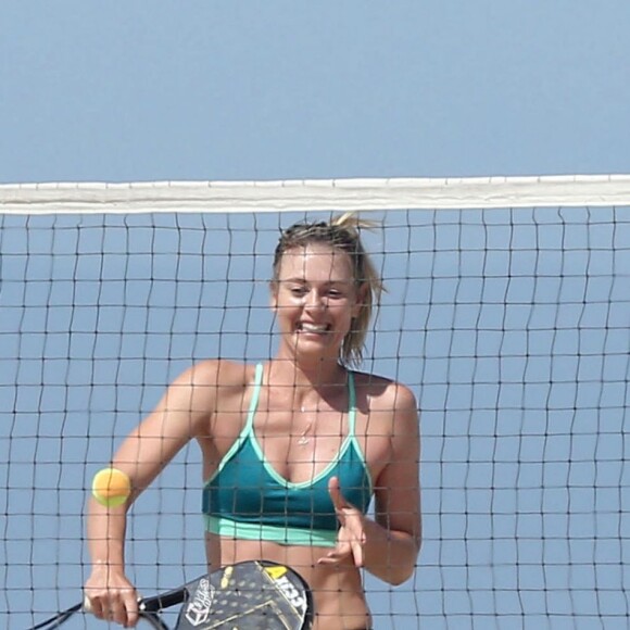 Maria Sharapova en pleine séance d'entraînement sur une plage à Santa Monica le 9 mars 2016