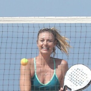 Maria Sharapova en pleine séance d'entraînement sur une plage à Santa Monica le 9 mars 2016