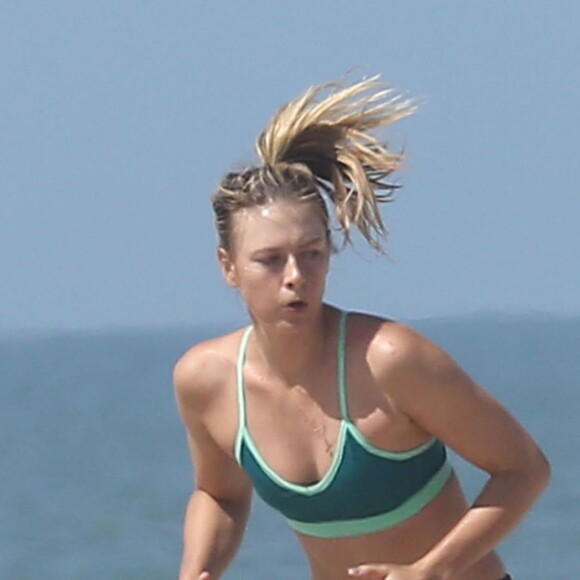 Maria Sharapova en pleine séance d'entraînement sur une plage à Santa Monica le 9 mars 2016