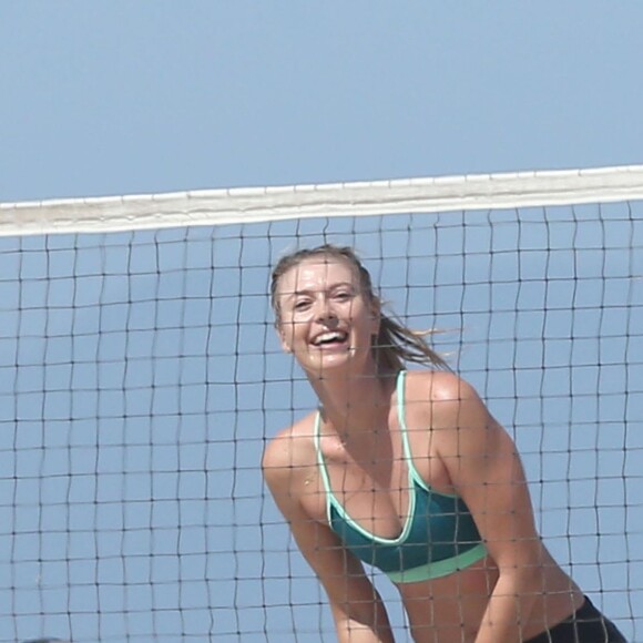 Maria Sharapova en pleine séance d'entraînement sur une plage à Santa Monica le 9 mars 2016