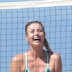 Maria Sharapova en pleine séance d'entraînement sur une plage à Santa Monica le 9 mars 2016