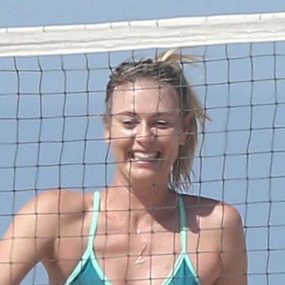Maria Sharapova en pleine séance d'entraînement sur une plage à Santa Monica le 9 mars 2016