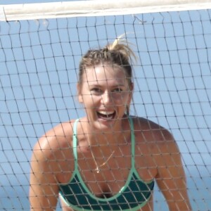 Maria Sharapova en pleine séance d'entraînement sur une plage à Santa Monica le 9 mars 2016