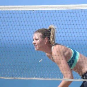 Maria Sharapova en pleine séance d'entraînement sur une plage à Santa Monica le 9 mars 2016