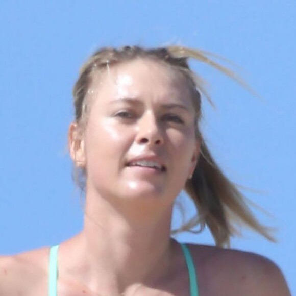 Maria Sharapova en pleine séance d'entraînement sur une plage à Santa Monica le 9 mars 2016