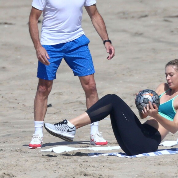 Maria Sharapova en pleine séance d'entraînement sur une plage à Santa Monica le 9 mars 2016