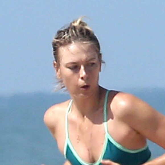 Maria Sharapova en pleine séance d'entraînement sur une plage à Santa Monica le 9 mars 2016