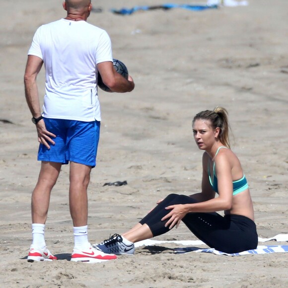 Maria Sharapova en pleine séance d'entraînement sur une plage à Santa Monica le 9 mars 2016