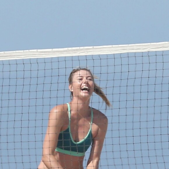 Maria Sharapova en pleine séance d'entraînement sur une plage à Santa Monica le 9 mars 2016