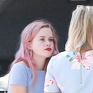 Reese Witherspoon discute avec sa fille Ava à Brentwood le 26 Mars 2016.