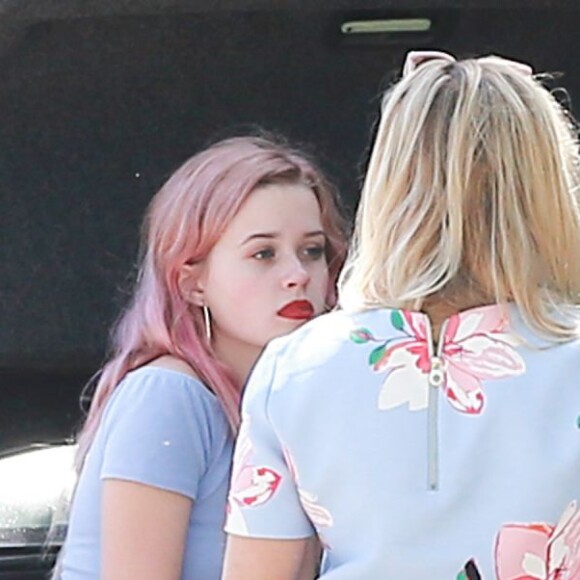 Reese Witherspoon discute avec sa fille Ava à Brentwood le 26 Mars 2016.