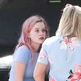Reese Witherspoon discute avec sa fille Ava à Brentwood le 26 Mars 2016.