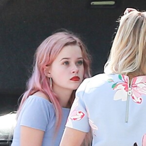 Reese Witherspoon discute avec sa fille Ava à Brentwood le 26 Mars 2016.