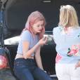Reese Witherspoon discute avec sa fille Ava à Brentwood le 26 Mars 2016.