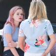 Reese Witherspoon discute avec sa fille Ava à Brentwood le 26 Mars 2016.
