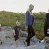 Exclusif - Reese Witherspoon fait une pause lors d'un tournage et se promène avec ses enfants Ava, Tennessee et Deacon sur une plage à Malibu le 16 mars 2016.