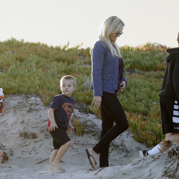 Exclusif - Reese Witherspoon fait une pause lors d'un tournage et se promène avec ses enfants Ava, Tennessee et Deacon sur une plage à Malibu le 16 mars 2016.