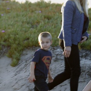 Exclusif - Reese Witherspoon fait une pause lors d'un tournage et se promène avec ses enfants Ava, Tennessee et Deacon sur une plage à Malibu le 16 mars 2016.