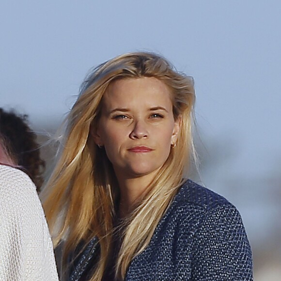 Exclusif - Reese Witherspoon fait une pause lors d'un tournage et se promène avec ses enfants Ava, Tennessee et Deacon sur une plage à Malibu le 16 mars 2016.