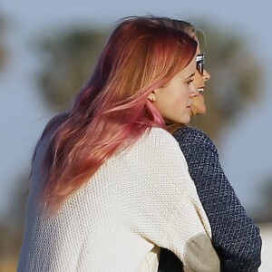 Exclusif - Reese Witherspoon fait une pause lors d'un tournage et se promène avec ses enfants Ava, Tennessee et Deacon sur une plage à Malibu le 16 mars 2016.