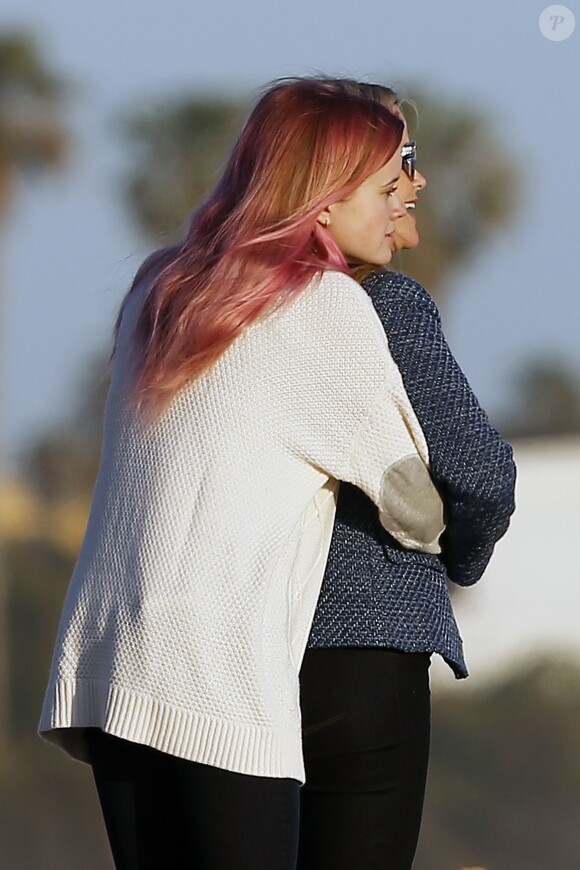 Exclusif - Reese Witherspoon fait une pause lors d'un tournage et se promène avec ses enfants Ava, Tennessee et Deacon sur une plage à Malibu le 16 mars 2016.