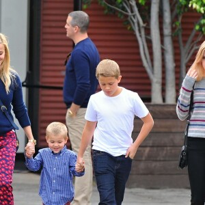 Exclusif - Reese Witherspoon, ses enfants Deacon, Ava et Tennessee se rendent à l'église à Santa Monica, le 15 novembre 2015.