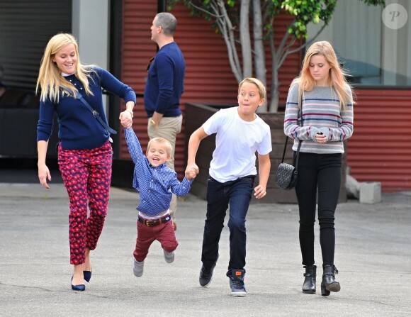 Exclusif - Reese Witherspoon, ses enfants Deacon, Ava et Tennessee se rendent à l'église à Santa Monica, le 15 novembre 2015.