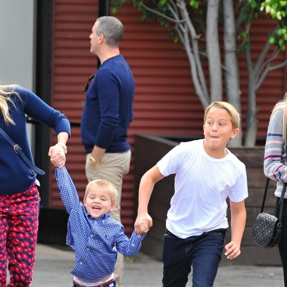 Exclusif - Reese Witherspoon, ses enfants Deacon, Ava et Tennessee se rendent à l'église à Santa Monica, le 15 novembre 2015.