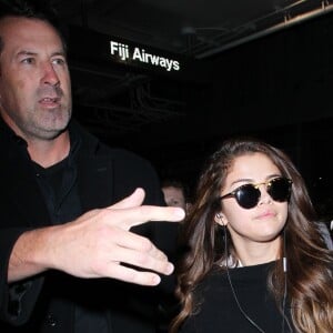 Selena Gomez est assaillie par les fans à son arrivée à l'aéroport LAX de Los Angeles. Le 11 mars 2016