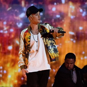 Justin Bieber (Meilleur artiste masculin international) lors de Cérémonie des BRIT Awards 2016 à l'O2 Arena à Londres, le 24 février 2016.