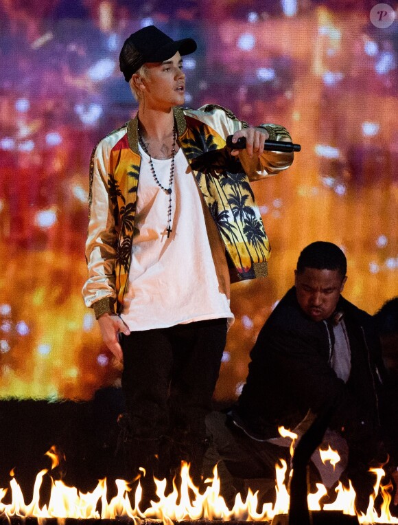Justin Bieber (Meilleur artiste masculin international) lors de Cérémonie des BRIT Awards 2016 à l'O2 Arena à Londres, le 24 février 2016.