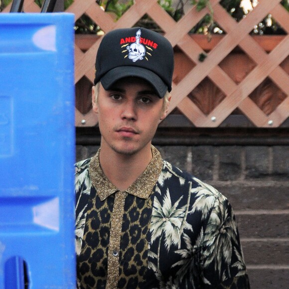 Justin Bieber se promène à Beverly Hills le 25 février 2016.