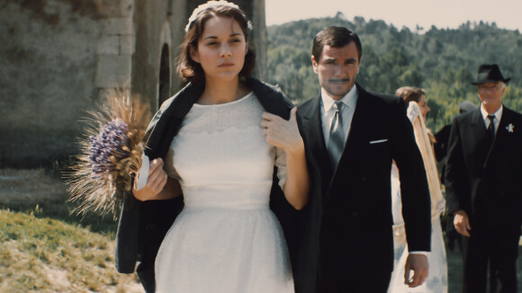 Marion Cotillard en robe de mariée face à son "Mal de pierres"