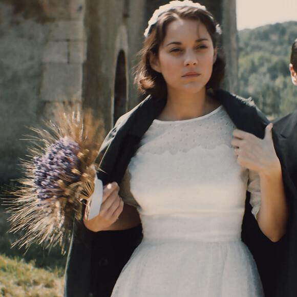 Marion Cotillard et Alex Brendemühl dans la première image de Mal de pierres