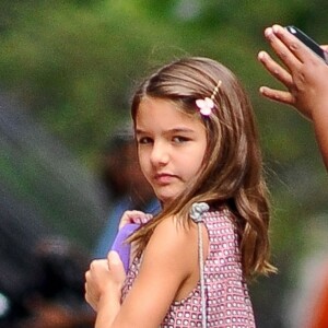 Suri Cruise, la fille de Tom Cruise et Katie Holmes, rentre à la maison après un rendez-vous avec ses amies à New York le 27 juillet 2015.